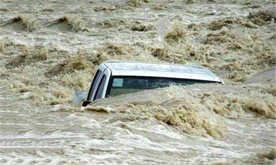 نجات یک خانواده از غرق شدن در سیل دلگان
