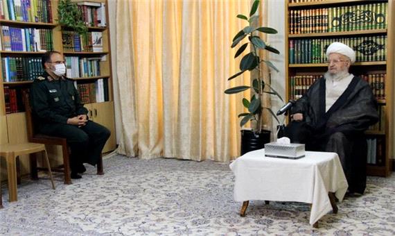 آیت‌الله مکارم شیرازی: باید از طریق فضای مجازی اسلام را گسترش داد