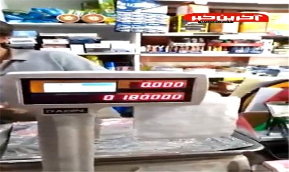 حساب و کتاب کردن قیمت چیپس توسط یک فروشنده