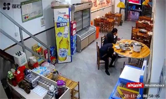 حادثه عجیب برای مشتری رستوران هنگام غذا خوردن