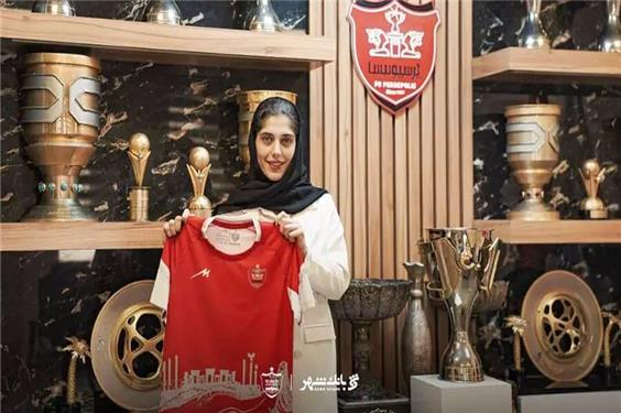 هافبک تیم ملی و سپاهان رسماً به پرسپولیس پیوست