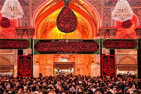 تصاویری از عزاداری زائران حسینی در حرم مطهر امام حسین(ع)