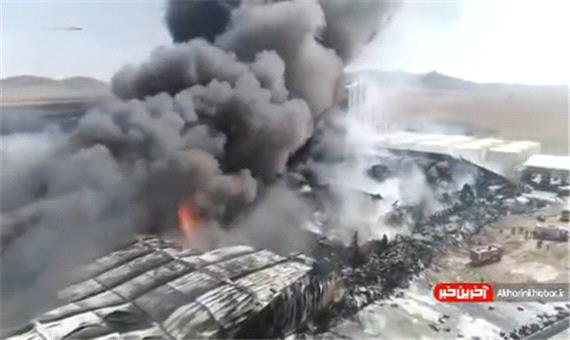 تصاویری از آتش سوزی گسترده در کارخانه مواد غذایی؛ خسارت چهار هزار میلیارد تومانی