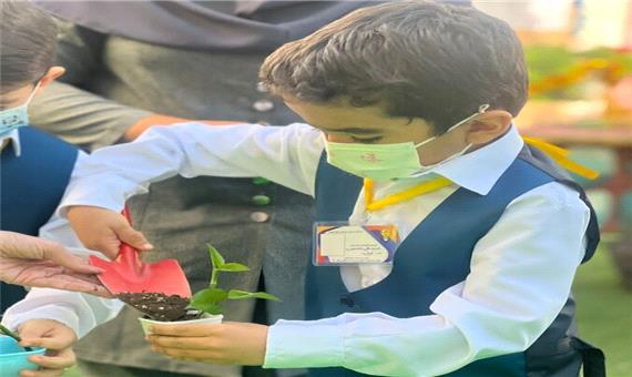 بهبود کیفی و کمی فضای سبز مدارس منطقه13 در آستانه مهر 1401