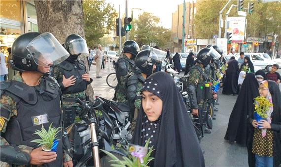 اهدای شاخه گل به ماموران پلیس قزوین توسط مردم
