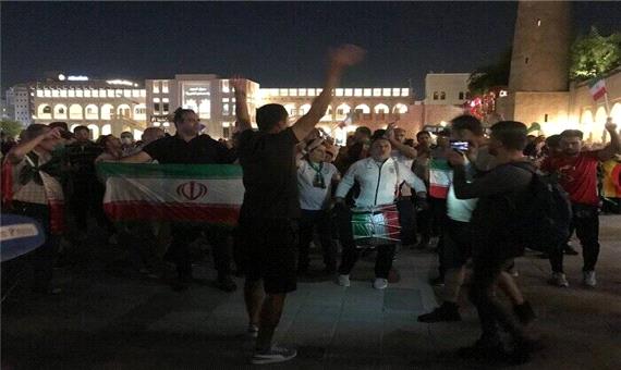 صحبت مردم با بازیکنان تیم ملی ایران قبل از بازی با آمریکا