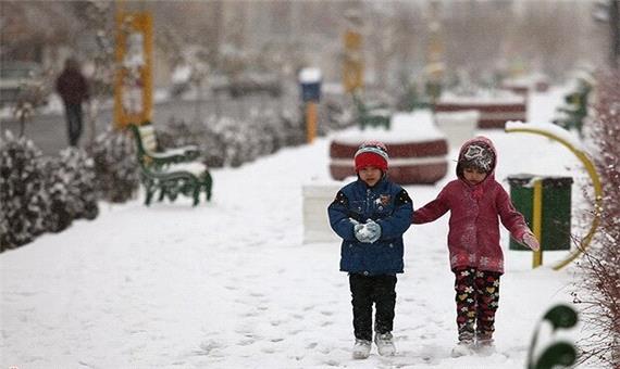 مدارس روستاهای بالا دست شهرستان کهک قم به دلیل بارش برف تعطیل شد