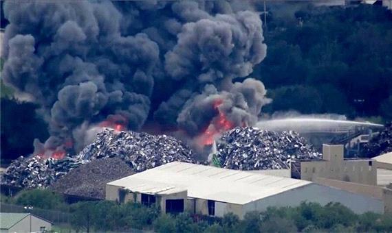 آتش سوزی گسترده در مرکز بازیافت مقوا در مکزیک