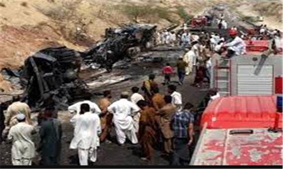 اولین تصاویر از سقوط و آتش گرفتن مرگبار اتوبوس در بلوچستان پاکستان