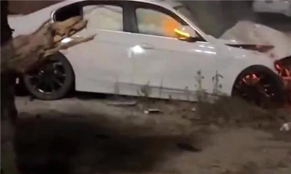 نجات راننده از خودروی BMW درحال سوختن