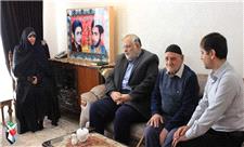 دیدار استاندار قزوین با پدر شهیدان «یارمحمدی»/ دعای پدران شهدا بزرگترین عیدی برای مسئولان است