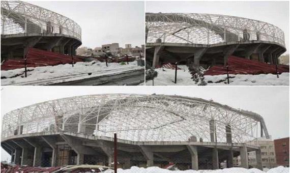سقف ورزشگاه درحال ساخت قم زیر برف فرو ریخت