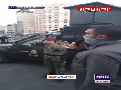 صحبت یکی از فرماندهان یگان ویژه با مردم رهگذر و تماشاچی در میدان ولیعصر