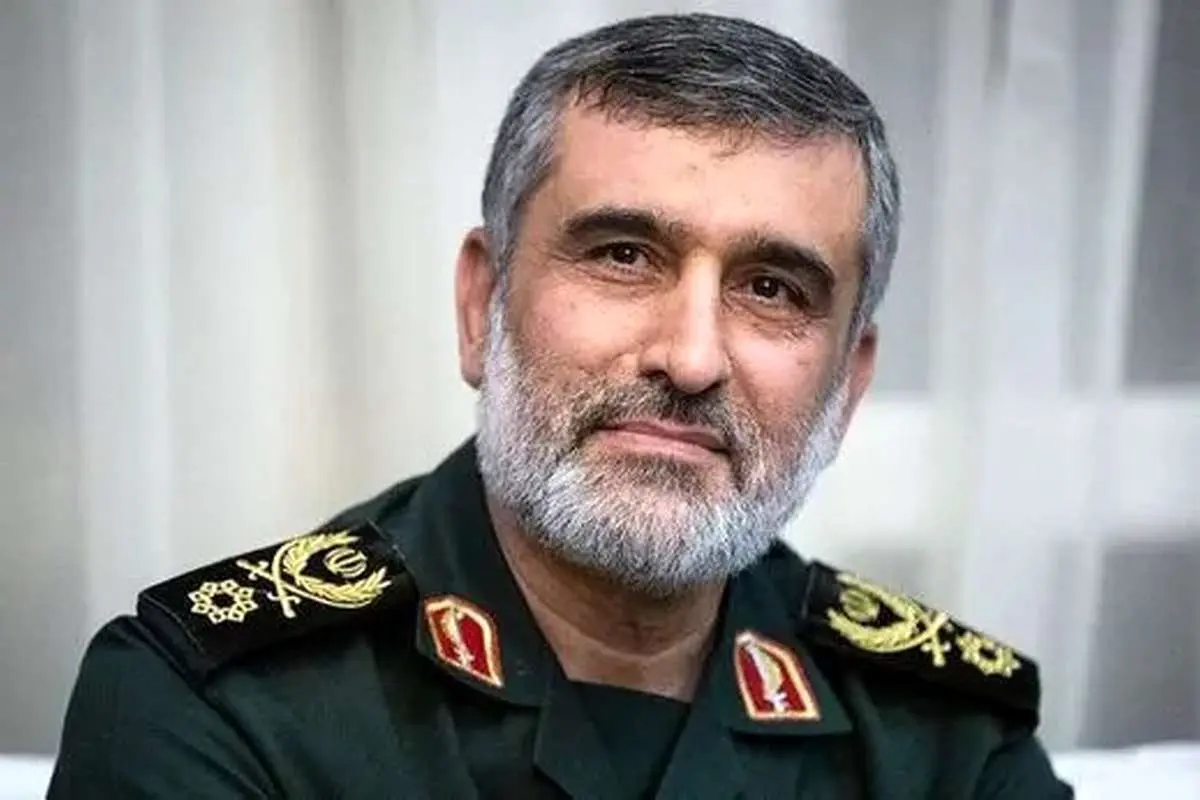 واکنش زائران حسینی در راهپیمایی اربعین به عکس شهید حاجی زاده