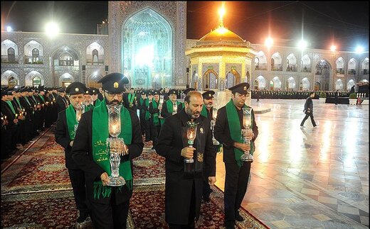 شمع‌گردانی خادمان ‌در شام غریبان امام رضا(ع)