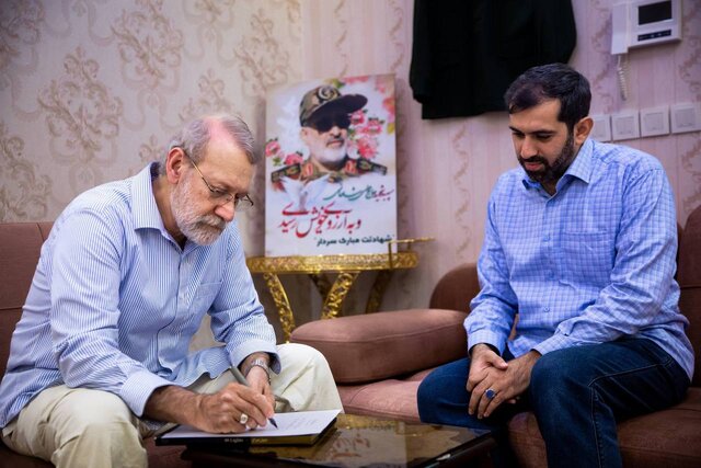 دیدار علی لاریجانی با خانواده شهیدان محرابی و شادمانی