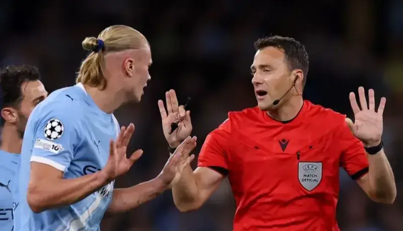 انتقاد شدید؛ داور حق ناپولی را خورد!