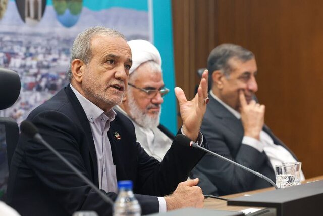 پزشکیان: هر کاری با آب آشامیدنی انجام می‌دهیم، در حالی که استانداردهای آب متفاوت است