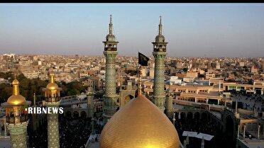 برافراشتن پرچم عزا بر فراز گنبد کریمه اهل بیت (س)