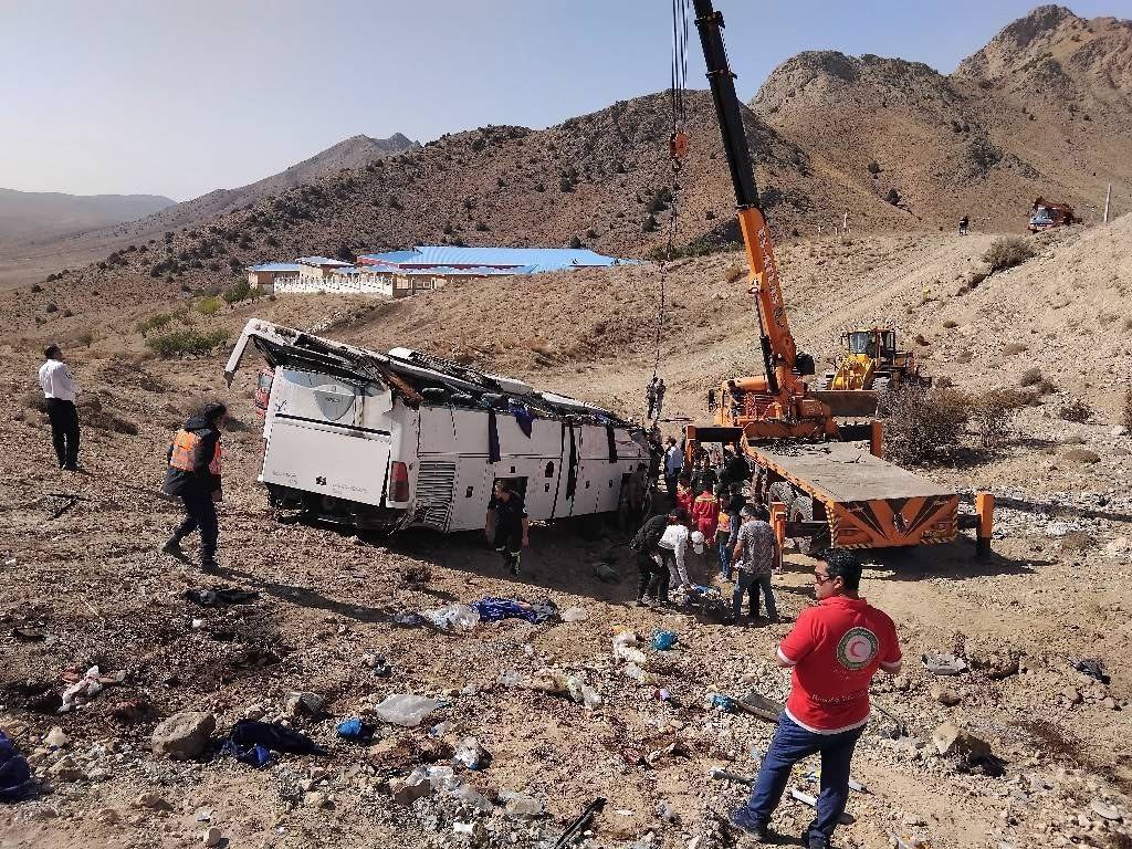 انتقال ۴ مصدوم بدحال حادثه سقوط اتوبوس به دره با بالگرد