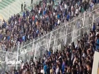 شعار هواداران استقلال در واکنش به نتایج ضعیف این تیم
