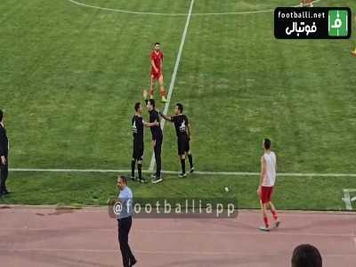 اعتراضات کیانوش رحمتی سرمربی شهرداری نوشهر بعلت مصدوم شدن داور اول مسابقه