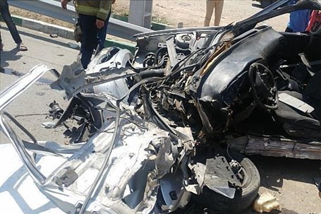 برخورد شدید یک خودرو با تیر برق