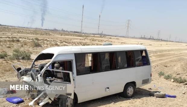 انحراف مینی‌بوس ۱۴ مصدوم برجا گذاشت