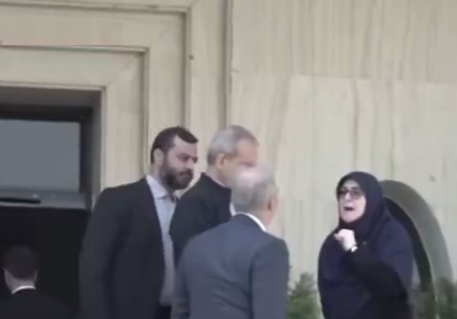 گفتگوی مهاجرانی، پورمحمدی و پزشکیان در حیاط دولت