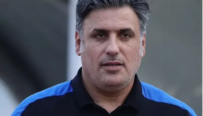 سرمربی لیگ برتری با پای شکسته کنار خط