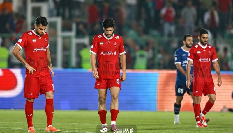 پرسپولیس با بازوبند مشکی وارد زمین می‌شود