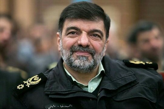 فرزند شهید فراجا در آغوش سردار رادان