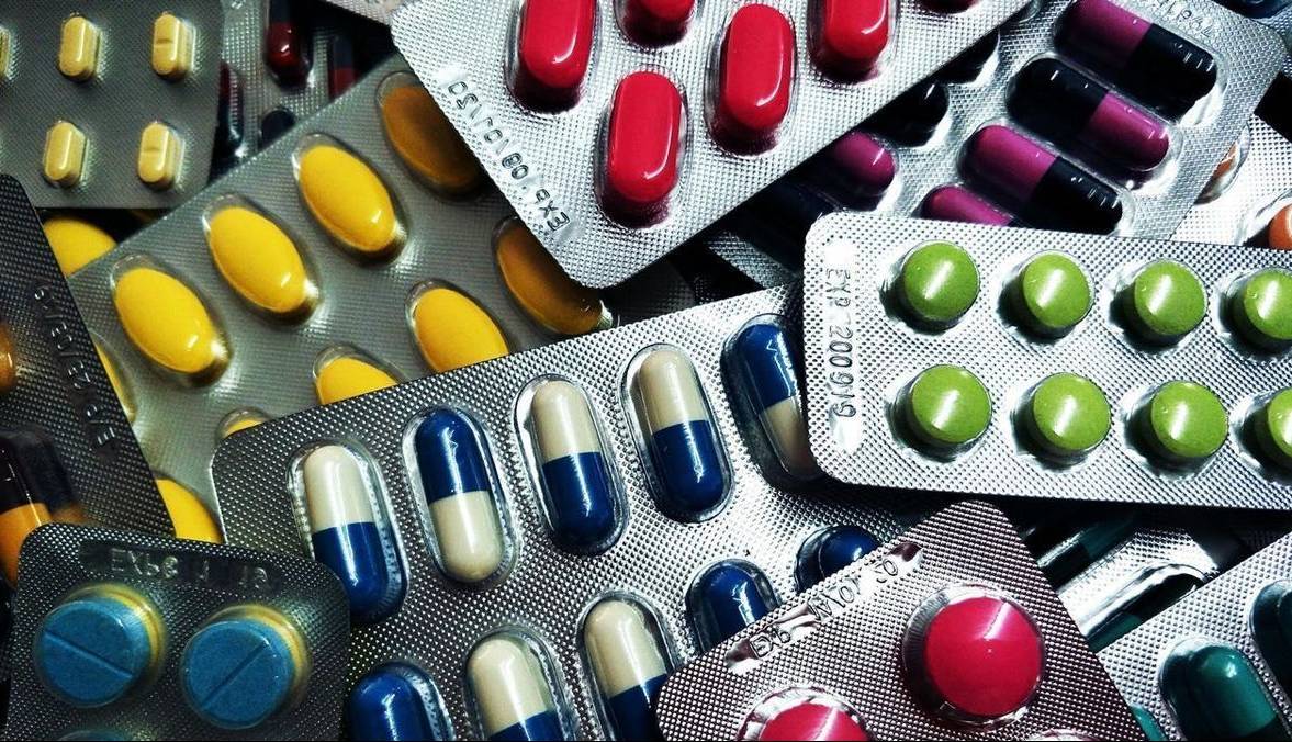 معاون وزیر بهداشت: هیچ کمبودی در تامین داروهای حیاتی نداریم