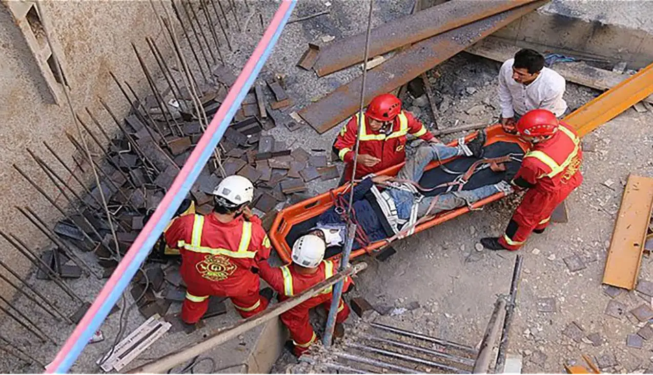 سقوط و فوت یک کارگر حین عملیات اسکلت‌بندی