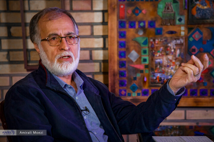 نظر عطریانفر درباره روحانی و احمدی‌نژاد