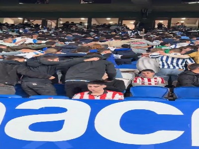 چیپس خوردن هوادار در بحبوحه باختن!