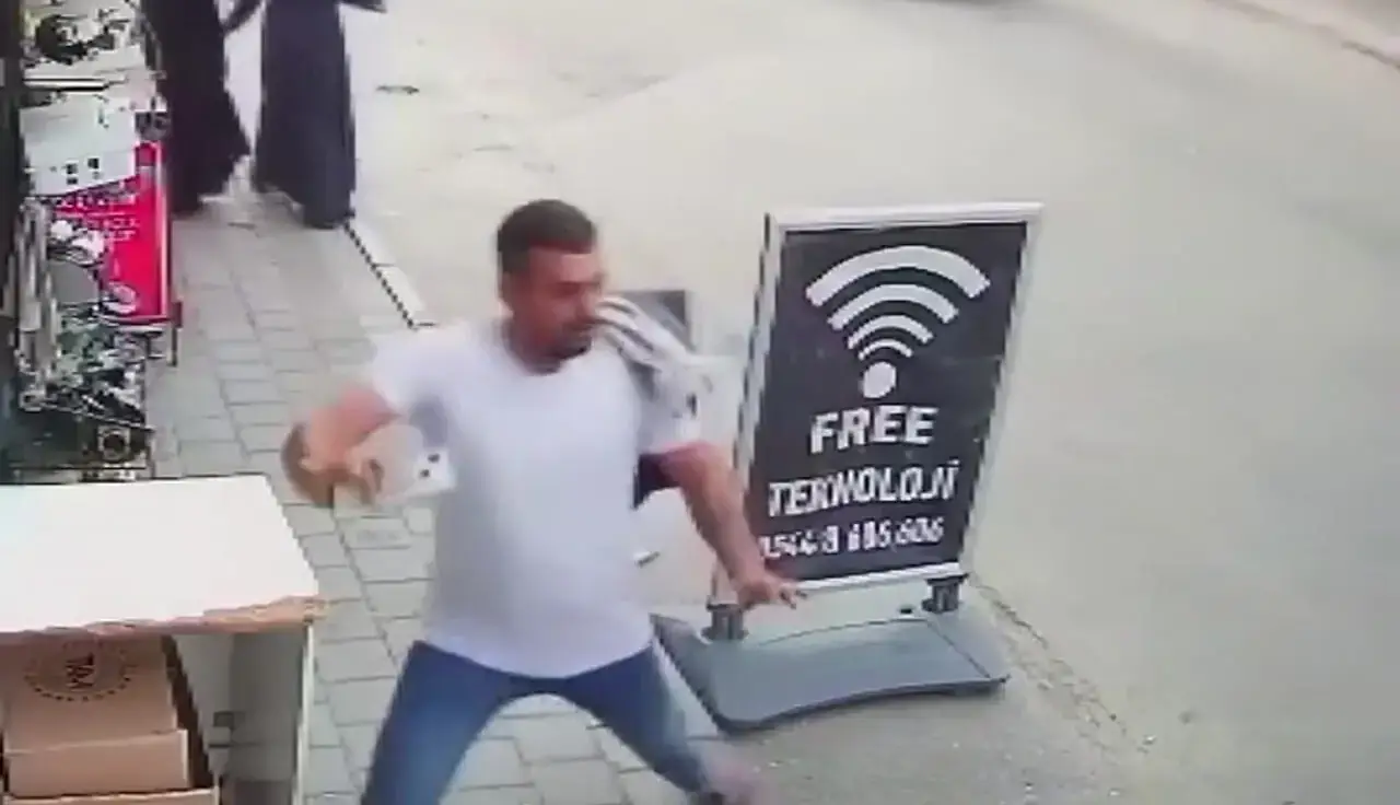 فرار میلی‌متری عابرپیاده از برخورد یک خودرو