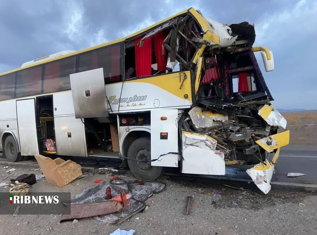 برخورد اتوبوس با تریلی در محور سلفچگان قم با ۱۵ مصدوم