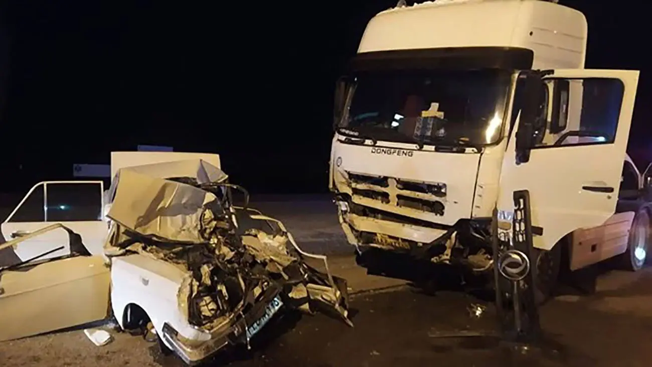 تصادف مرگبار پیکان با تریلی؛ ۵ نفر کشته شدند