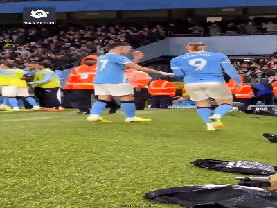 سیب خوردن به جای شادی گل؛ فیل فودن و ارلینگ هالند پس از گل دوکو برابر لیورپول