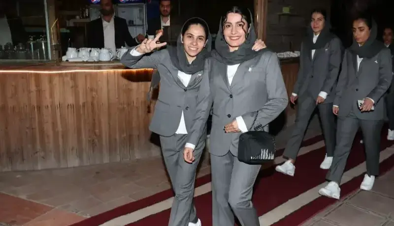 بدرقه جذاب زنان فوتسالیست با کت و شلوار!