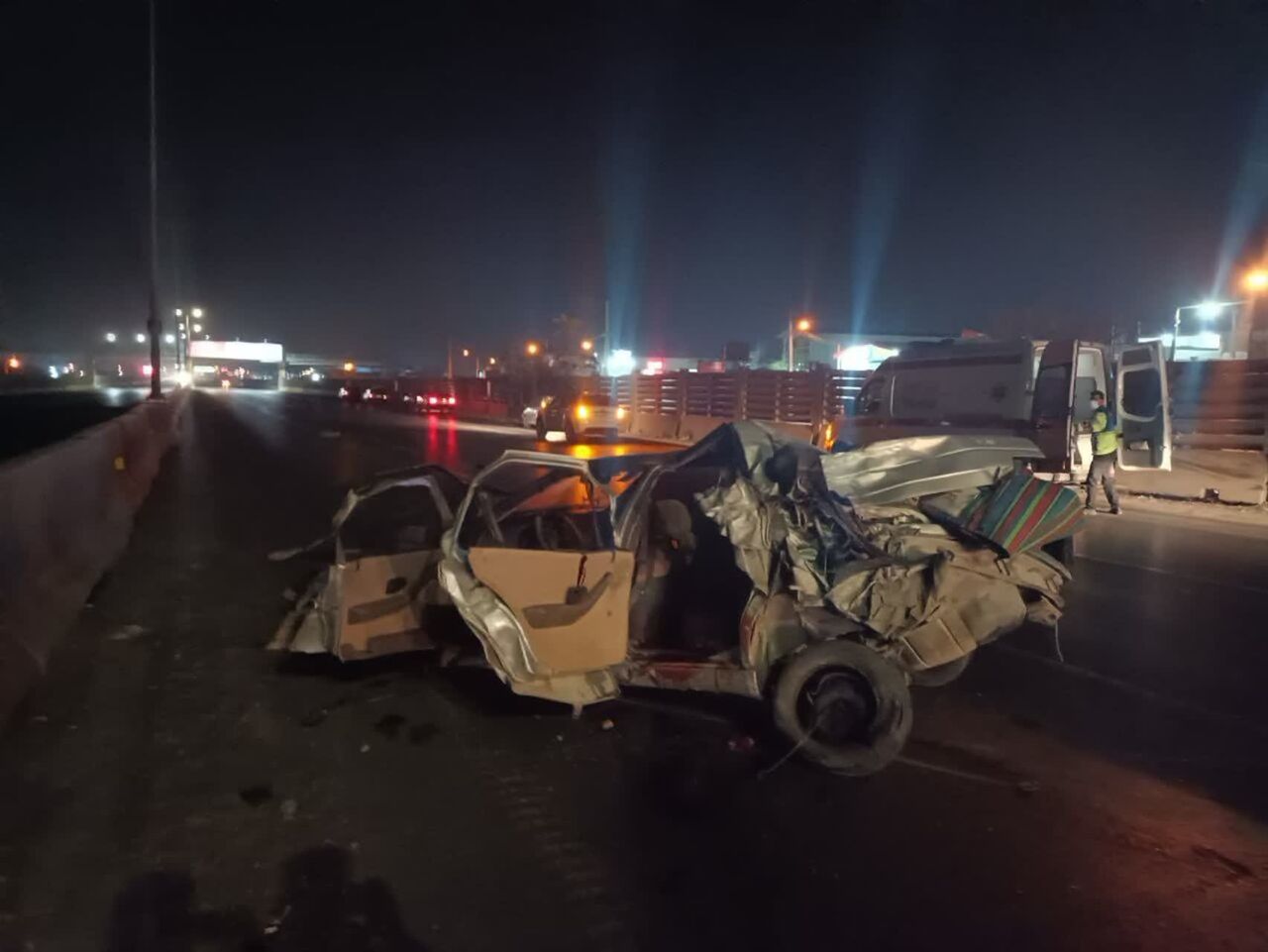 برخورد «پژو ۴۰۵» با قطعات بتُنی؛ ۴ فوتی و مصدوم