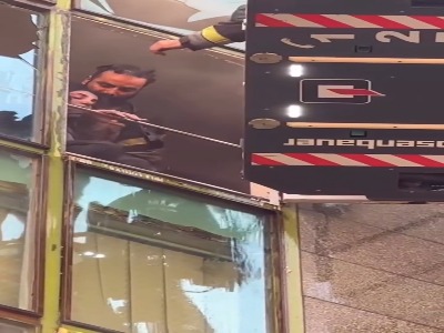 ویدئویی از لحظه نجات دو هموطن از آتش سوزی