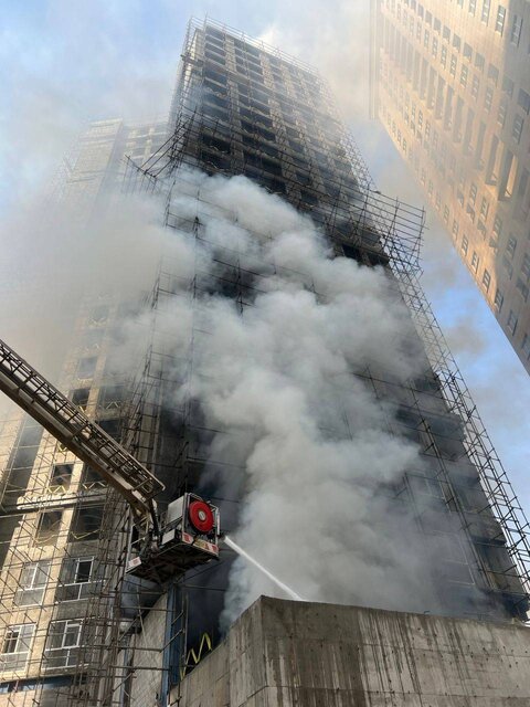 نجات بیش از ۳۰ نفر از آتش‌سوزی برج ۲۰ طبقه در حال ساخت