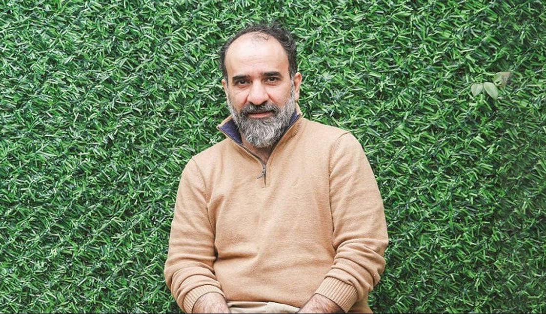 رضا امیرخانی بر اثر سقوط از پاراگلایدر در بخش مراقبت‌های ویژه بستری شد