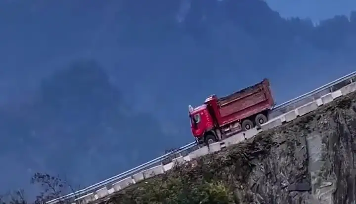 جاده ترسناک در کوهستان‌های چونگ‌چینگ چین