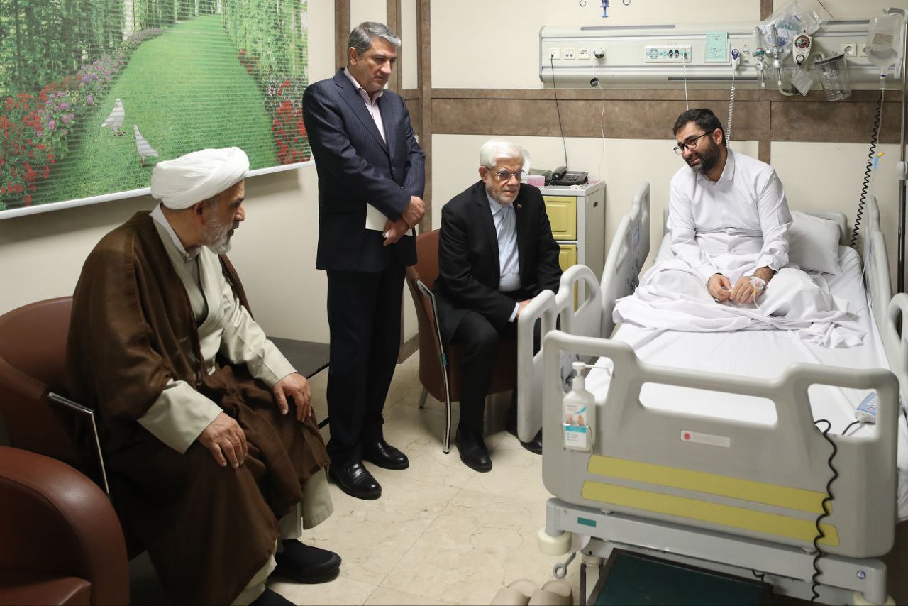 عیادت معاون دفتر رهبر انقلاب و عارف از سقاب اصفهانی