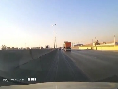 ورود نیسان آبی به لاین مخالف اتوبان و تخریب نیوجرسی بتنی!