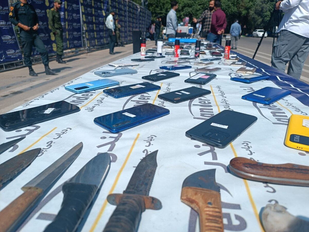 تصاویری از کشف اقلام مسروقه و سلاح های سرد و گرم توسط پلیس