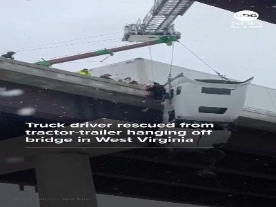 نجات نفس‌گیر یک راننده معلق از پل